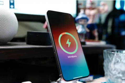偏关苹果15换屏服务分享用什么充电器给iPhone15充电更好 